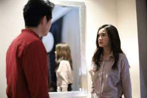 Nhìn thấy món quà sinh nhật tôi tặng, chồng tắt ngúm nụ cười, bối rối kéo tôi vào phòng rồi sửng cồ tra hỏi