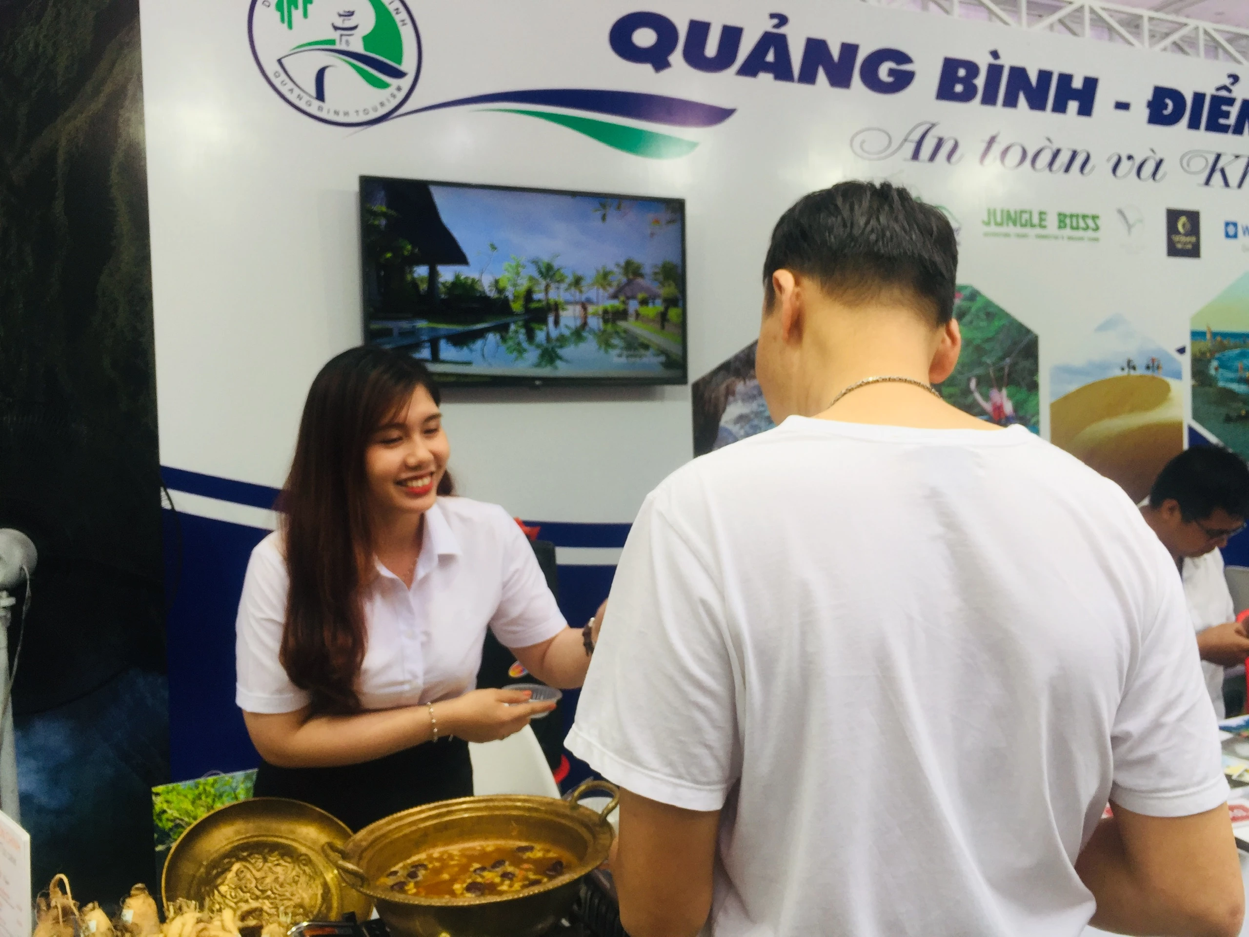 Tỉnh Quảng Bình mang tới lễ hội kích cầu du lịch năm 2021 sâm Bổ chính chỉ được trồng trên địa bàn tỉnh đã thu hút được nhiều người dân đến nếm thử.