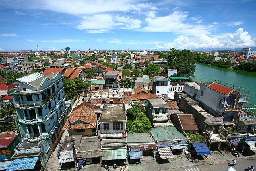 Thôn Vỹ Dạ xưa bên sông Như Ý, nay đã thành phố với nhà cửa chen nhau.