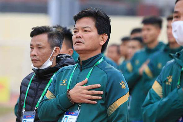 HLV Nguyễn Văn Sỹ và Mano Polking đấu khẩu gay gắt