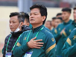 HLV Nguyễn Văn Sỹ và Mano Polking đấu khẩu gay gắt