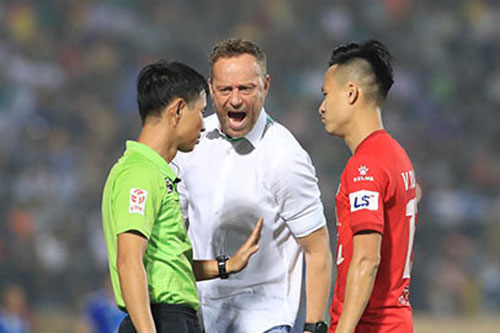 HLV Polking: ‘Thắng kiểu Nam Định là xấu mặt V.League’