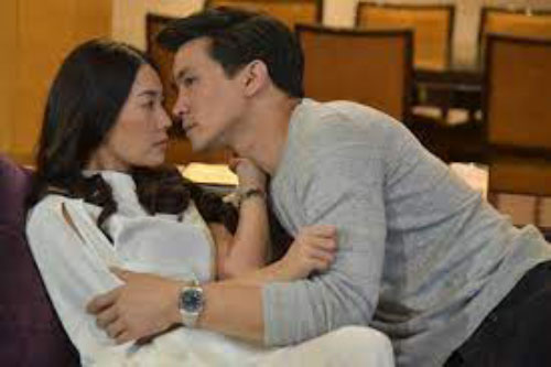 Rút ngắn chuyến công tác để về nhà sớm, chồng phát hiện vật lạ ở tủ đầu giường, chỉ vài câu nói đã "vạch trần" người vợ!