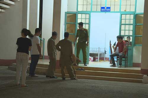 Đắk Lắk: Giành cầm lái xe taxi không được, "ma men" vây đánh tài xế