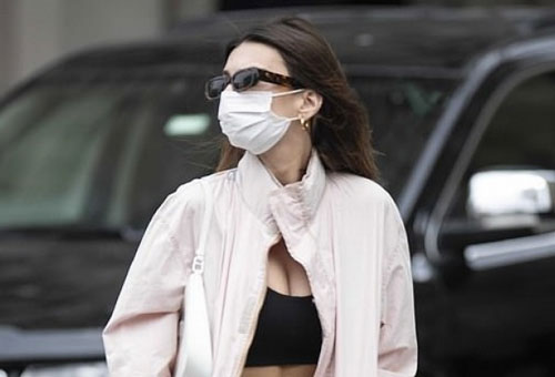 Emily Ratajkowski thon thả đến Bảo tàng Metropolitan