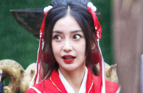 Chừng ấy năm bị chỉ trích Angelababy vẫn không bỏ được kiểu trợn mắt khiến người khác phát hoảng