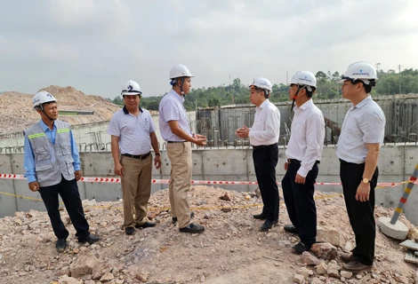 Chủ tịch UBND tỉnh Phan Ngọc Thọ kiểm tra tiến độ xây dựng nhà máy nước sạch Vạn Niên