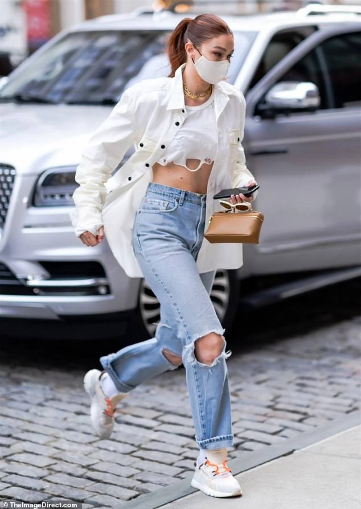 Gigi Hadid vội vã rời khỏi studio sau buổi chụp hình ở New York diễn ra hôm 11/4 vừa qua.