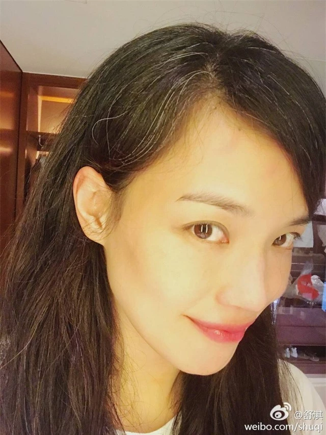 Chồng mỹ nhân Thư Kỳ đáp trả cư dân mạng về những sợi tóc bạc của vợ - Ảnh 1. Chồng mỹ nhân Thư Kỳ đáp trả cư dân mạng về những sợi tóc bạc của vợ - Ảnh 1.