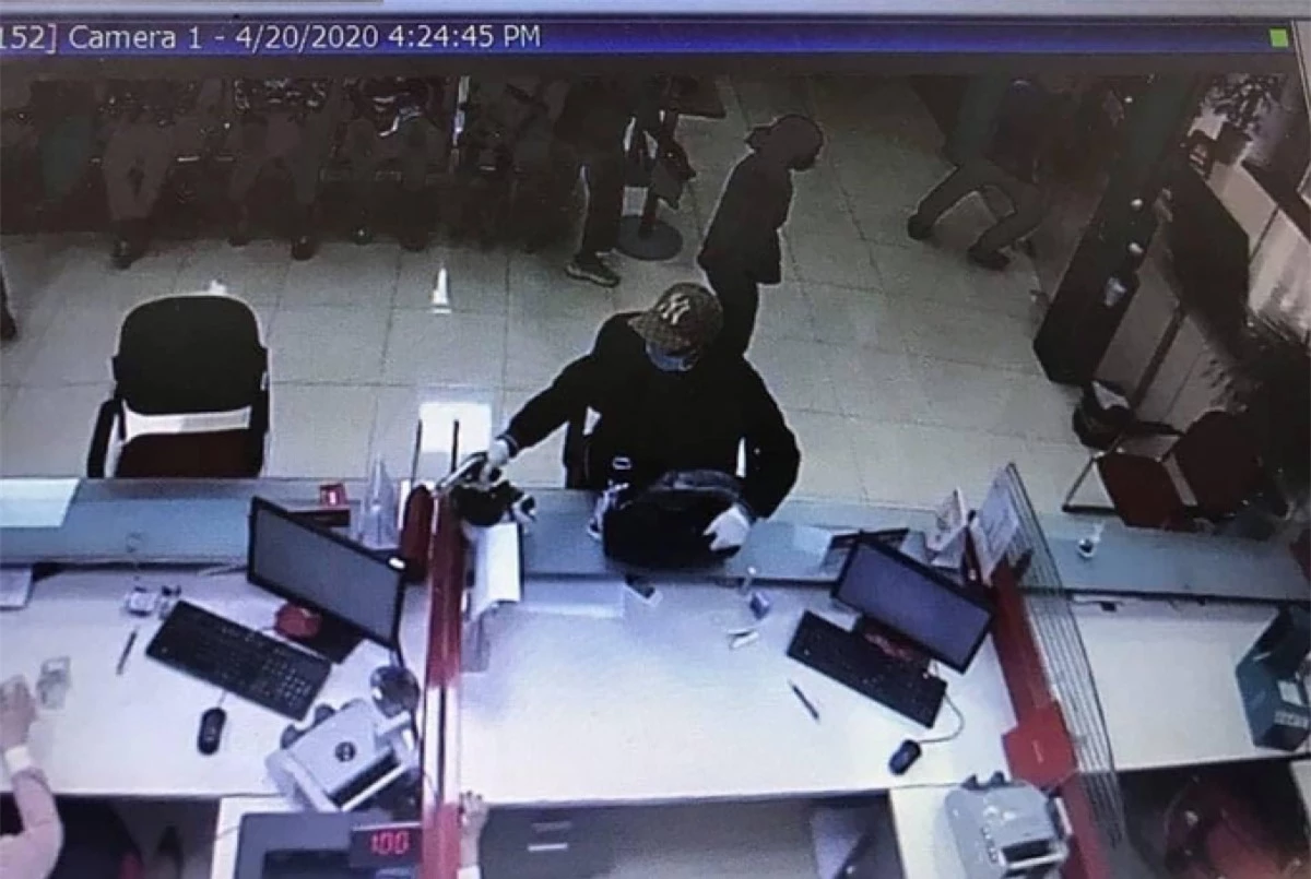 Hình ảnh nghi phạm cướp ngân hàng ở Sóc Sơn được camera ghi lại.​​