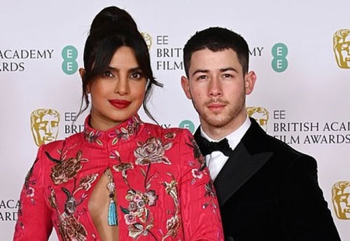 Hoa hậu Thế giới 2000 diện đồ gợi cảm, sánh đôi tình tứ bên chồng trẻ