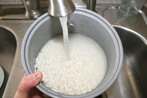 Nấu cơm bằng nước lạnh: 10 thói quen khi nấu nồi cơm điện tưởng chừng “vô hại” nhưng lại “giết dần” cả nhà