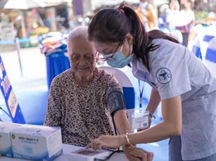 Trao tặng 210.000 ngày thuốc và 140 tấn gạo cho các hoàn cảnh kém may mắn