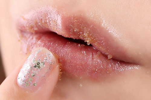 3 cách đơn giản giúp bạn tẩy sạch da chết cho môi