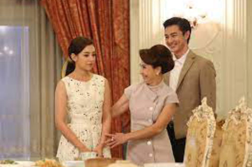 Ngày cưới, em được mẹ chồng trao vàng trĩu cổ, chưa kịp nở mặt nở mày, bà đã ném cho một tờ danh sách khiến em hết hồn