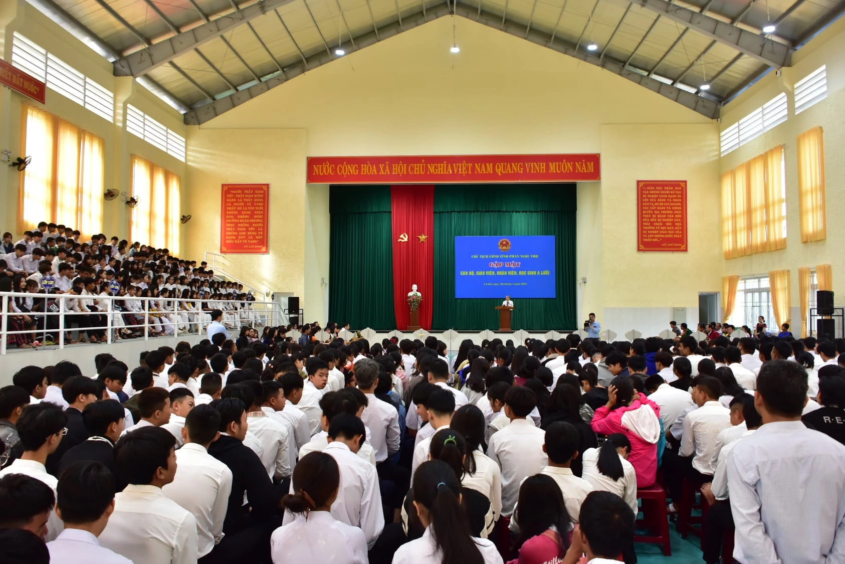 Hơn 800 học sinh, giáo viên Trường THPT A Lưới và những người làm công tác giáo dục huyện A Lưới tham gia buổi nói chuyện.