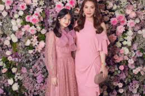 Con gái Trương Ngọc Ánh diện váy voan ra dáng quý tộc, so kè cùng dàn chân dài Vbiz tại tiệc hồng của NTK Đỗ Mạnh Cường