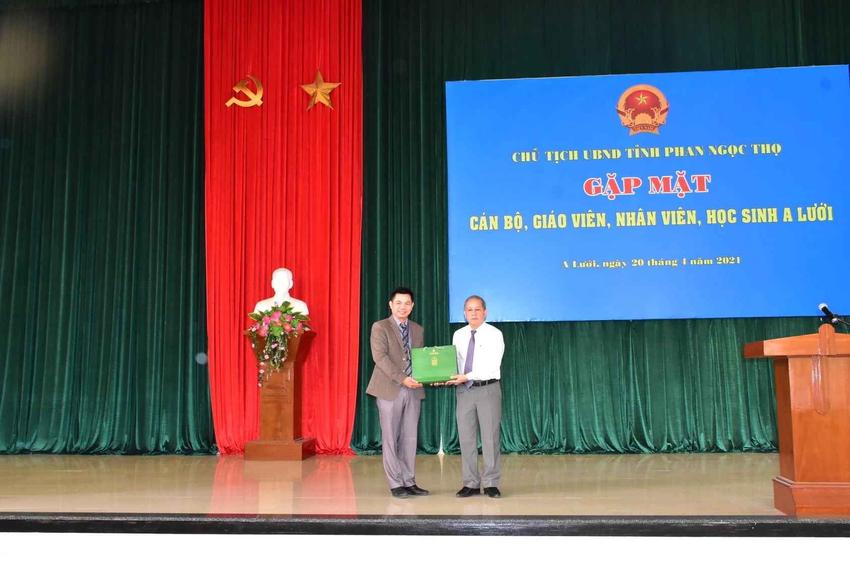 Chủ tịch UBND tỉnh Thừa Thiên Huế Phan Ngọc Thọ tặng sách cho Trường THPT A Lưới.