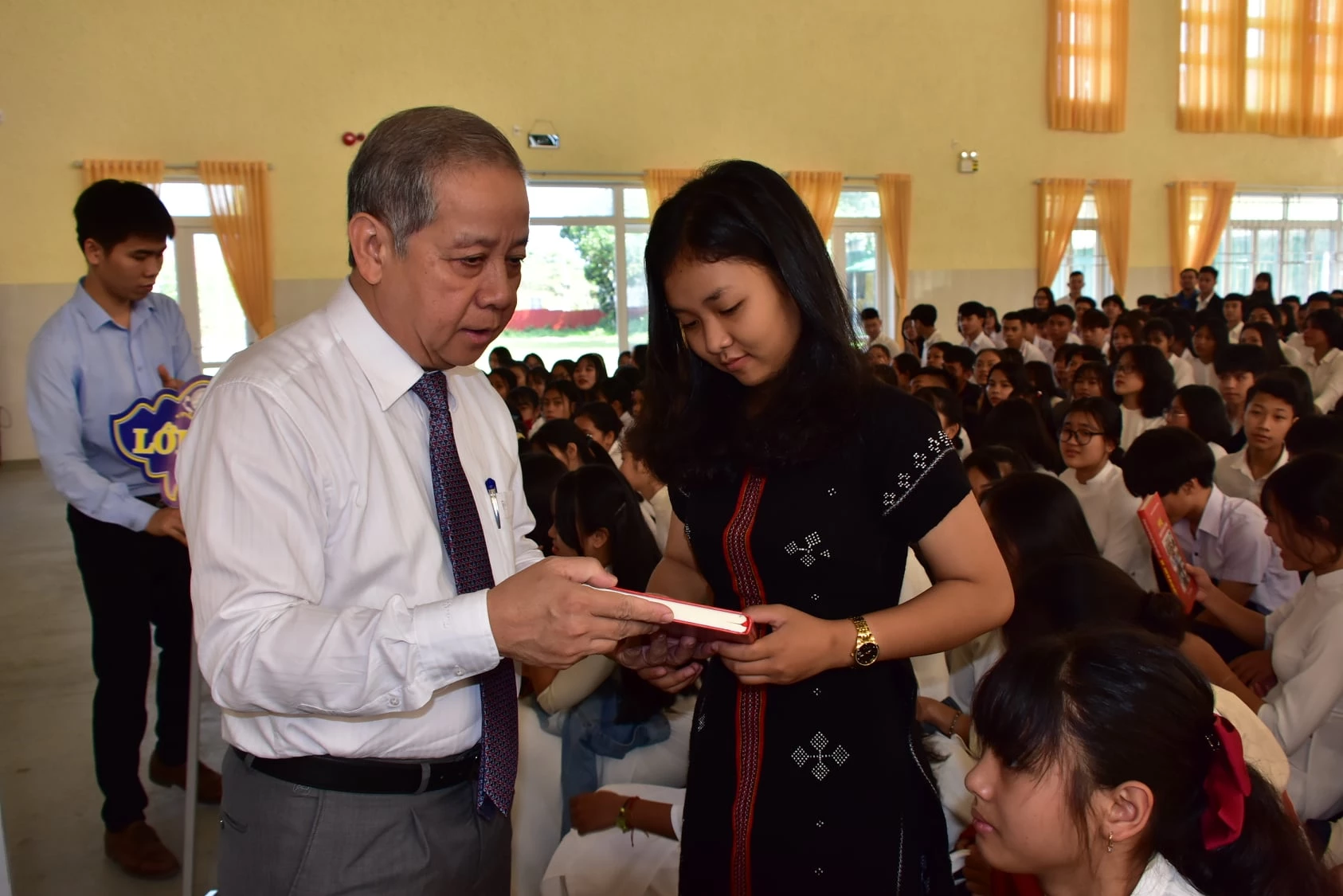 Chủ tịch UBND tỉnh Thừa Thiên Huế Phan Ngọc Thọ tặng sách cho các em học sinh.