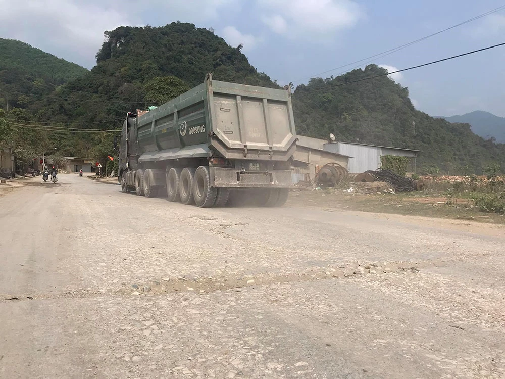 Mỗi ngày có hàng trăm lượt xe tải chở đá chạy cày nát đường