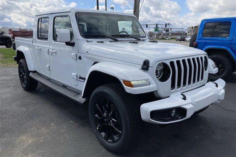 6. Jeep Gladiator High Altitude 2021 (giá khởi điểm: 51.500 USD).