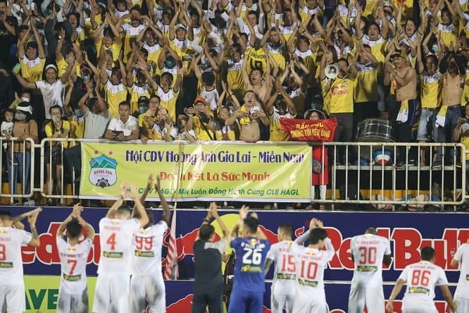 Sân vận động Pleiku bùng nổ sau chiến thắng 1-0 trước Hà Nội