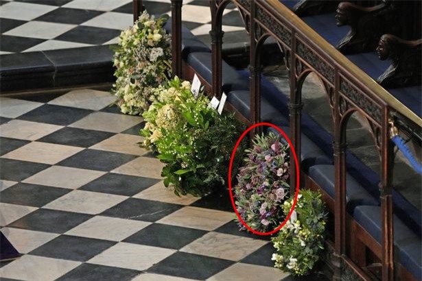 Chuyên gia vạch trần chiêu trò của Meghan Markle khi gửi vòng hoa và thư viết tay đến tang lễ Hoàng tế Philip, một mũi tên trúng hai đích - Ảnh 1.