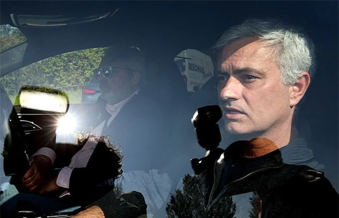 Mourinho lái xe rời Tottenham