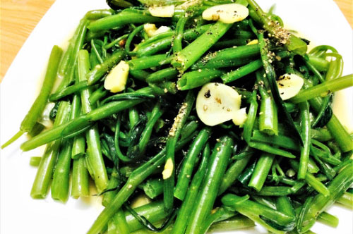 Xào rau cho luôn vào chảo là sai lầm, làm theo cách này đảm bảo rau giòn ngon hết ý