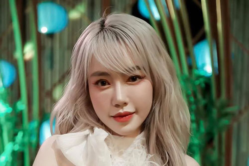 Elly Trần bị 'ném đá' vì phát ngôn: 'Con nít bây giờ coi thần tượng như cha như mẹ, lê lết phục vụ tận chân răng...'