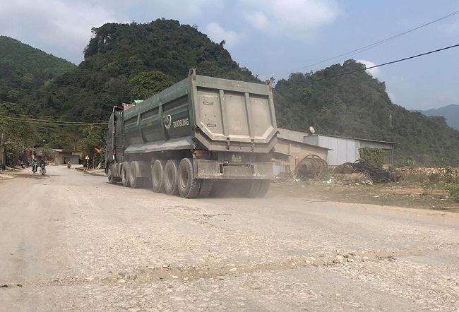 Nghệ An: Xe chở đá cày nát đường tỉnh