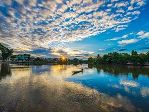 Ngắm bình minh thơ mộng và yên bình trên sông Hương