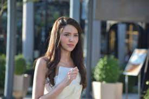 Về thăm mẹ đẻ và thấy tấm thiệp mời trên bàn, nhìn tên người được mời mà tôi rụng rời chân tay