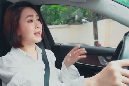 Hồng Diễm lên tiếng khi bị góp ý chuyện vừa lái xe vừa quay vlog