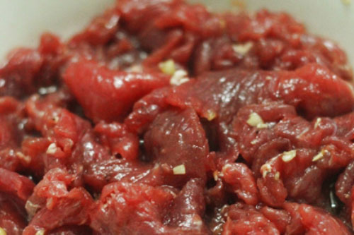 Đem thịt bò ướp với loại đồ uống này là hết sạch mùi hôi, từng miếng mềm tan trong miệng