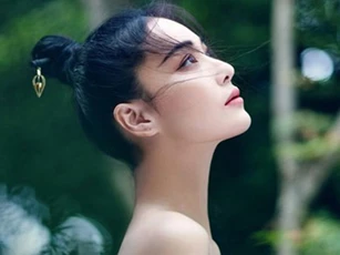 Đàn bà tuyệt vọng nhất là lúc muốn khóc nhưng lại chỉ có thể nở nụ cười để che đậy tâm tư trong lòng
