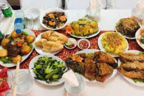 Bữa cơm gặp mặt hai gia đình "bão táp" khiến chàng trai bị đuổi ra khỏi nhà vợ tương lai, thế nhưng cái cách anh giải quyết vấn đề mới khiến người ta ngả mũ!