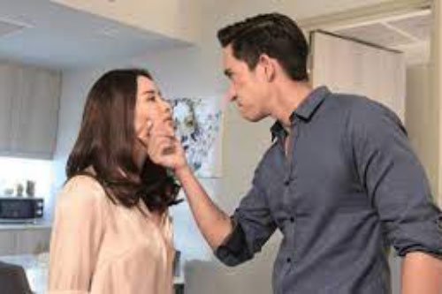 Mẹ chồng bị ngã xe nhập viện, chồng không vào chăm sóc mà lao vào đánh tôi tối tăm mặt mũi