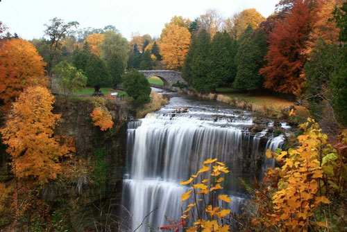 Thành phố có hơn 100 thác nước nằm ở quốc gia nào?