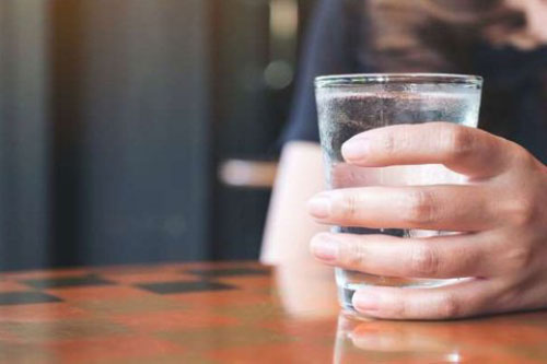 Tại sao bạn uống nước nhiều mà vẫn thấy khát