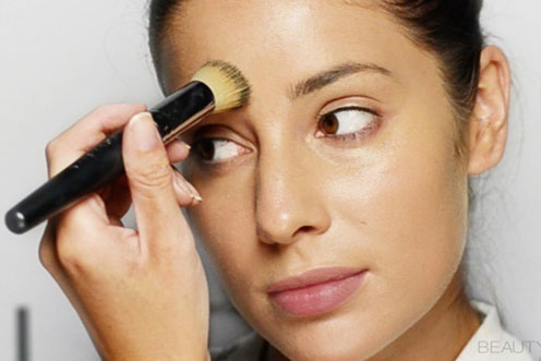 Mụn chồng chất mụn vì thói quen trang điểm không đúng