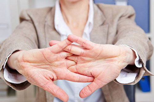 Từ bỏ ngay những thói quen xấu đang âm thầm gây hại tới xương khớp của bạn