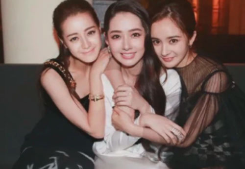 Đẹp nhất nhì Cbiz nhưng khi chung khung hình với những mỹ nhân khác thì Địch Lệ Nhiệt Ba lại lép vế hoàn toàn