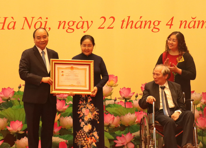 Chủ tịch nước Nguyễn Xuân Phúc trao danh hiệu Anh hùng Lao động thời kỳ đổi mới cho người thân cố GS. VS Vũ Tuyên Hoàng (trái) và GS Trương Hoàng Chương (phải). Ảnh: NX. Chủ tịch nước Nguyễn Xuân Phúc trao danh hiệu Anh hùng Lao động thời kỳ đổi mới cho người thân cố GS. VS Vũ Tuyên Hoàng (trái) và GS Trương Hoàng Chương (phải). Ảnh: NX.