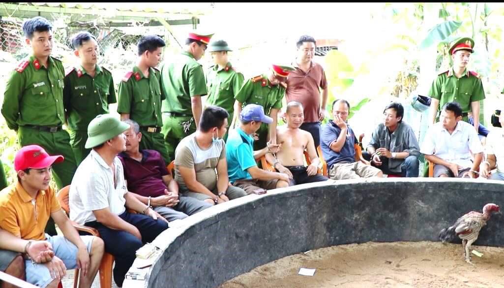 Quảng Bình: Đột kích sới gà, bắt 34 đối tượng, thu giữ hơn 200 triệu đồng