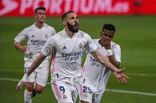 Karim Benzema bắt kịp kỷ lục của Raul, khiến Ronaldo cũng ghen tị