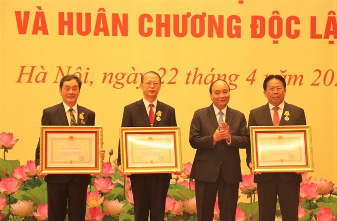Ba nguyên Phó chủ tịch Liên hiệp các Hội Khoa học và Kỹ thuật Việt Nam được trao tặng Huân chương Độc lập. Ảnh: NX. Ba nguyên Phó chủ tịch Liên hiệp các Hội Khoa học và Kỹ thuật Việt Nam được trao tặng Huân chương Độc lập. Ảnh: NX.