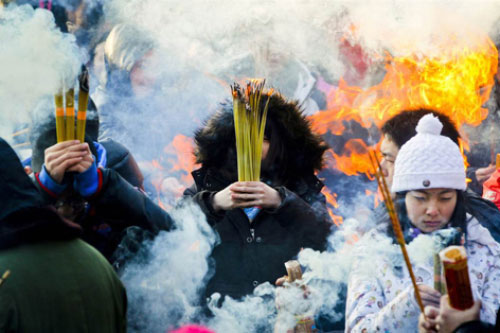 Khói hương càng thơm càng chứa nhiều độc tố, hại hơn khói thuốc lá