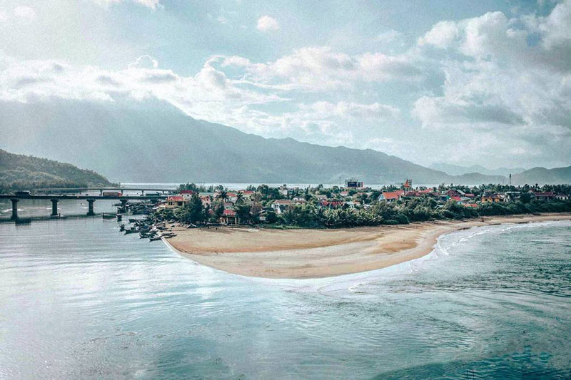 4 vịnh biển hút khách cho chuyến vi vu hè