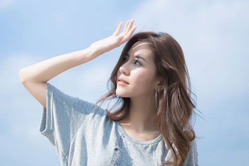 Đây là thời điểm nắng có hại nhất trong ngày, chị em nên tránh ra ngoài trời